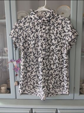 everleigh White Short-Sleeve Button-Down Shirt with Black Floral Print